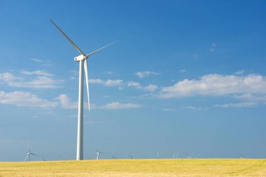 Elektrik üretimi için rüzgar türbinleri, Zaragoza ili, İspanya Aragon.