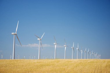 Elektrik üretimi için rüzgar türbinleri, Zaragoza ili, İspanya Aragon.