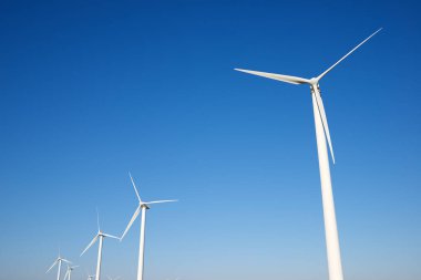 Elektrik üretimi için rüzgar türbinleri, Zaragoza ili, İspanya Aragon.