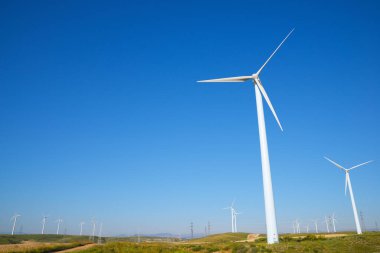 Elektrik üretimi için yel değirmenleri, Zaragoza Eyaleti, İspanya Aragon.