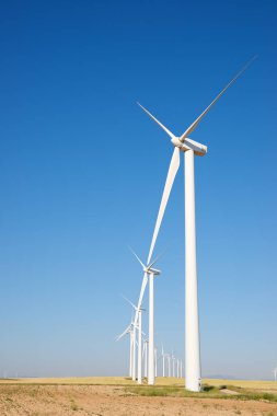 Elektrik üretimi için rüzgar türbinleri, Zaragoza ili, İspanya Aragon.