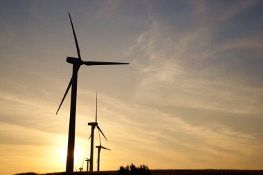 Elektrik üretimi için rüzgar türbinleri, Zaragoza ili, İspanya Aragon.