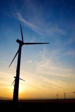 Elektrik üretimi için rüzgar türbinleri, Zaragoza ili, İspanya Aragon.