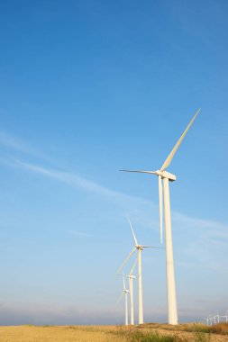 Elektrik üretimi için rüzgar türbinleri, Zaragoza ili, İspanya Aragon.