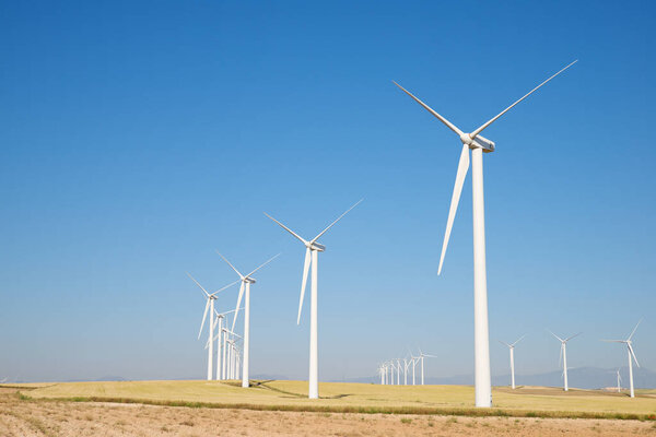 Ветряные турбины для производства электроэнергии, провинция Сарагоса, Арагон в Испании.