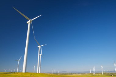 Elektrik üretimi için rüzgar türbinleri, Zaragoza ili, İspanya Aragon.