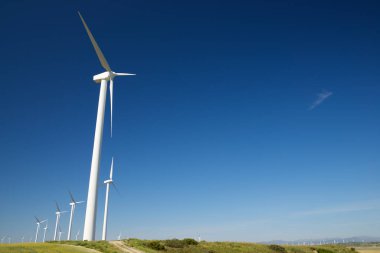 Elektrik üretimi için rüzgar türbinleri, Zaragoza ili, İspanya Aragon.
