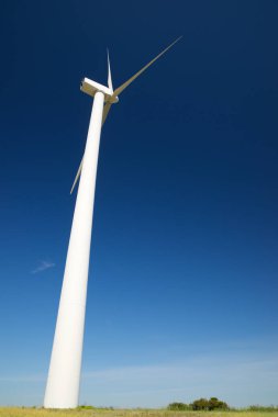 Elektrik üretimi için rüzgar türbini, Zaragoza ili, İspanya Aragon.