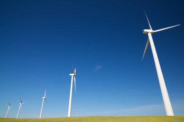 Elektrik üretimi için rüzgar türbinleri, Zaragoza ili, İspanya Aragon.
