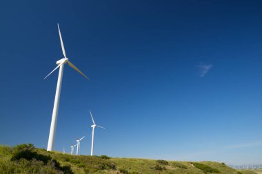 Elektrik üretimi için rüzgar türbinleri, Zaragoza ili, İspanya Aragon.