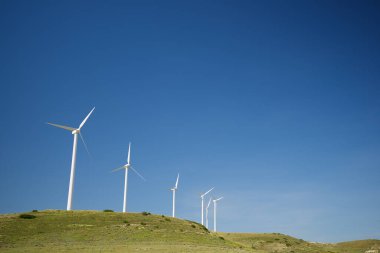 Elektrik üretimi için rüzgar türbinleri, Zaragoza ili, İspanya Aragon.