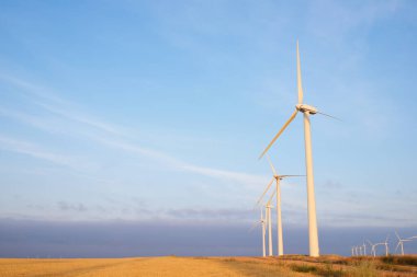 Elektrik üretimi için yel değirmenleri, Zaragoza Eyaleti, İspanya Aragon.