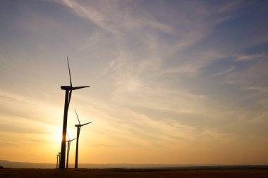 Elektrik üretimi için rüzgar türbinleri, Zaragoza ili, İspanya Aragon.