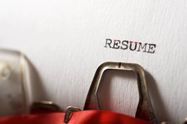 Bir daktilo ile yazılmış sözcüğe devam et.