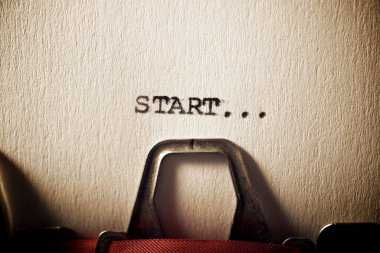 Bir daktilo ile yazılmış sözcüğü başlat.