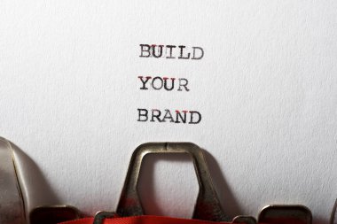 Bir daktilo ile yazılmış marka metninizi oluşturun.