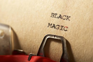 Daktiloyla yazılmış kara büyü metni.