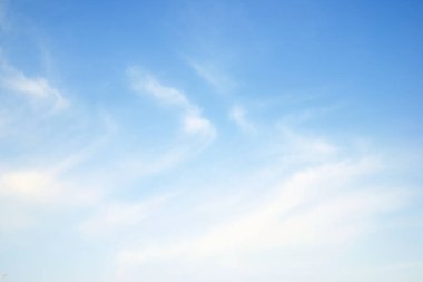 İspanya 'da beyaz bulutlar ve mavi gökyüzü.