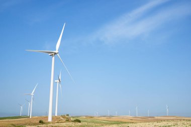Elektrik üretimi için rüzgar türbinleri, Zaragoza ili, İspanya Aragon.