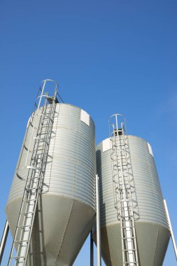 İspanya 'da bir çiftlikte metal tankların yakın çekimi.