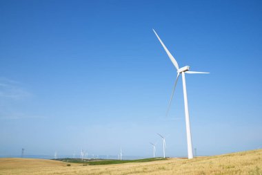 Elektrik üretimi için rüzgar türbinleri, Zaragoza ili, İspanya Aragon.