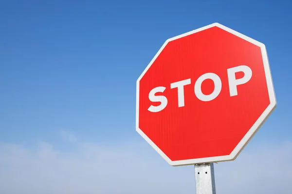 Зупинити Дорожній Знак Ясним Блакитним Небом — стокове фото