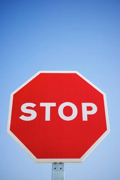 Stop Znak Ruchu Czystym Niebieskim Niebem — Zdjęcie stockowe