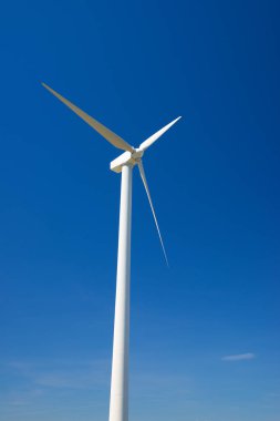 Elektrik üretimi için rüzgar türbini, Zaragoza ili, İspanya Aragon.