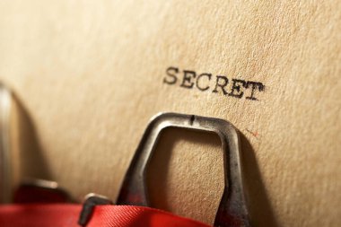 Bir daktilo ile yazılmış gizli kelime.