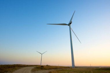 Elektrik üretimi için yel değirmenleri, Zaragoza Eyaleti, İspanya Aragon.