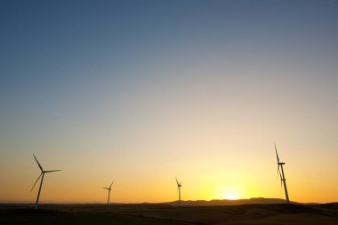 Elektrik üretimi için yel değirmenleri, Zaragoza Eyaleti, İspanya Aragon.