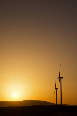 Elektrik üretimi için rüzgar türbinleri, Zaragoza ili, İspanya Aragon.