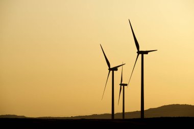 Elektrik üretimi için rüzgar türbinleri, Zaragoza ili, İspanya Aragon.