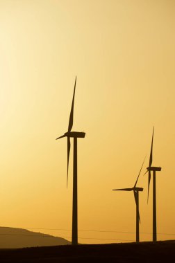 Elektrik üretimi için rüzgar türbinleri, Zaragoza ili, İspanya Aragon.