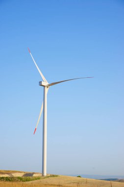Elektrik üretimi için rüzgar türbini, Zaragoza ili, İspanya Aragon.