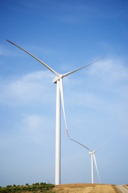 Elektrik üretimi için rüzgar türbinleri, Zaragoza ili, İspanya Aragon.