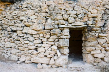 Guara Dağları 'ndaki taş kulübe, Huesca Eyaleti, Aragon, İspanya.