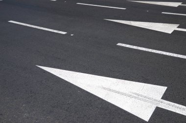 İspanya 'da yere yön işaretleri çizilmiş..
