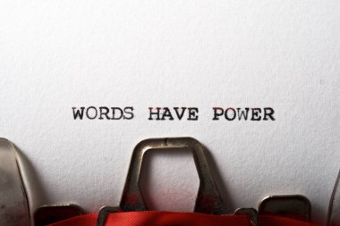 Kelimelerin bir daktilo ile yazılmış güç cümlesi vardır..