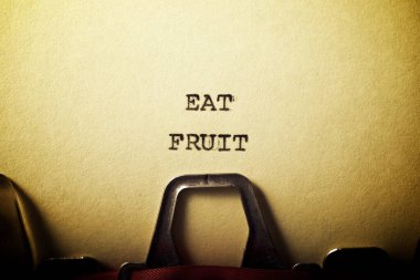 Daktiloyla yazılmış meyve cümlesini ye.