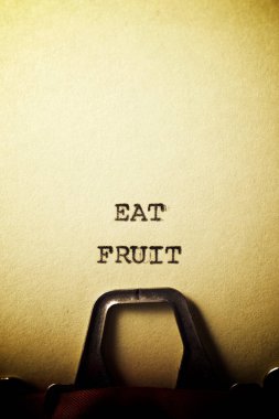 Daktiloyla yazılmış meyve cümlesini ye.