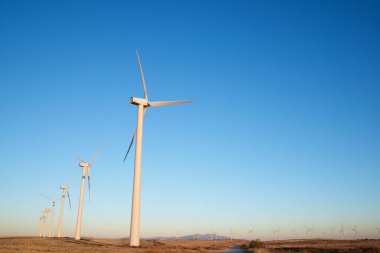 Elektrik üretimi için rüzgar türbinleri, Zaragoza ili, İspanya Aragon.