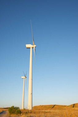 Elektrik üretimi için rüzgar türbinleri, Zaragoza ili, İspanya Aragon.