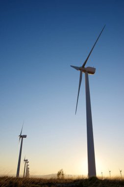 Elektrik üretimi için rüzgar türbinleri, Zaragoza ili, İspanya Aragon.