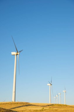 Elektrik üretimi için rüzgar türbinleri, Zaragoza ili, İspanya Aragon.