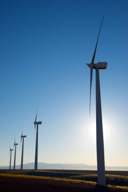 Elektrik üretimi için rüzgar türbinleri, Zaragoza ili, İspanya Aragon.