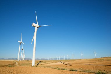 Elektrik üretimi için rüzgar türbinleri, Zaragoza ili, İspanya Aragon.