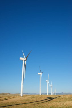 Elektrik üretimi için rüzgar türbinleri, Zaragoza ili, İspanya Aragon.