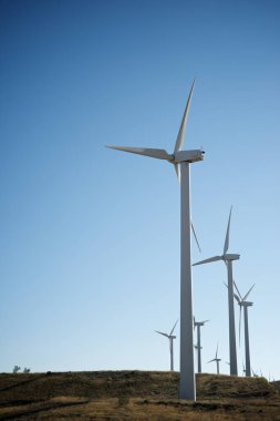 Elektrik üretimi için rüzgar türbinleri, Zaragoza ili, İspanya Aragon.