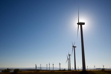 Elektrik üretimi için yel değirmenleri, Zaragoza Eyaleti, İspanya Aragon.